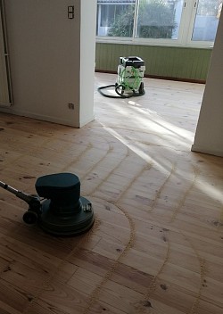 Ponçage et vitrification de parquet.