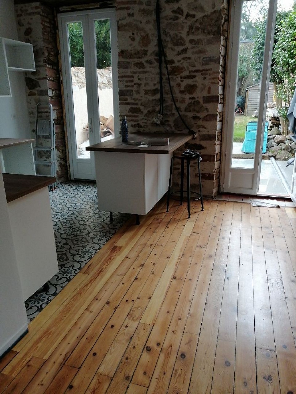 Pose, ponçage et finition de parquet.